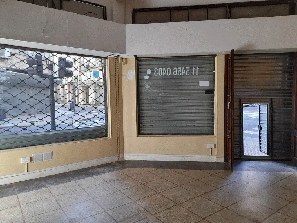 Foto de RETASADA - CASA CON LOCAL Y SOTANO Y GRAN TERRAZA - EXCELENTE ESQUINA, imagen 3