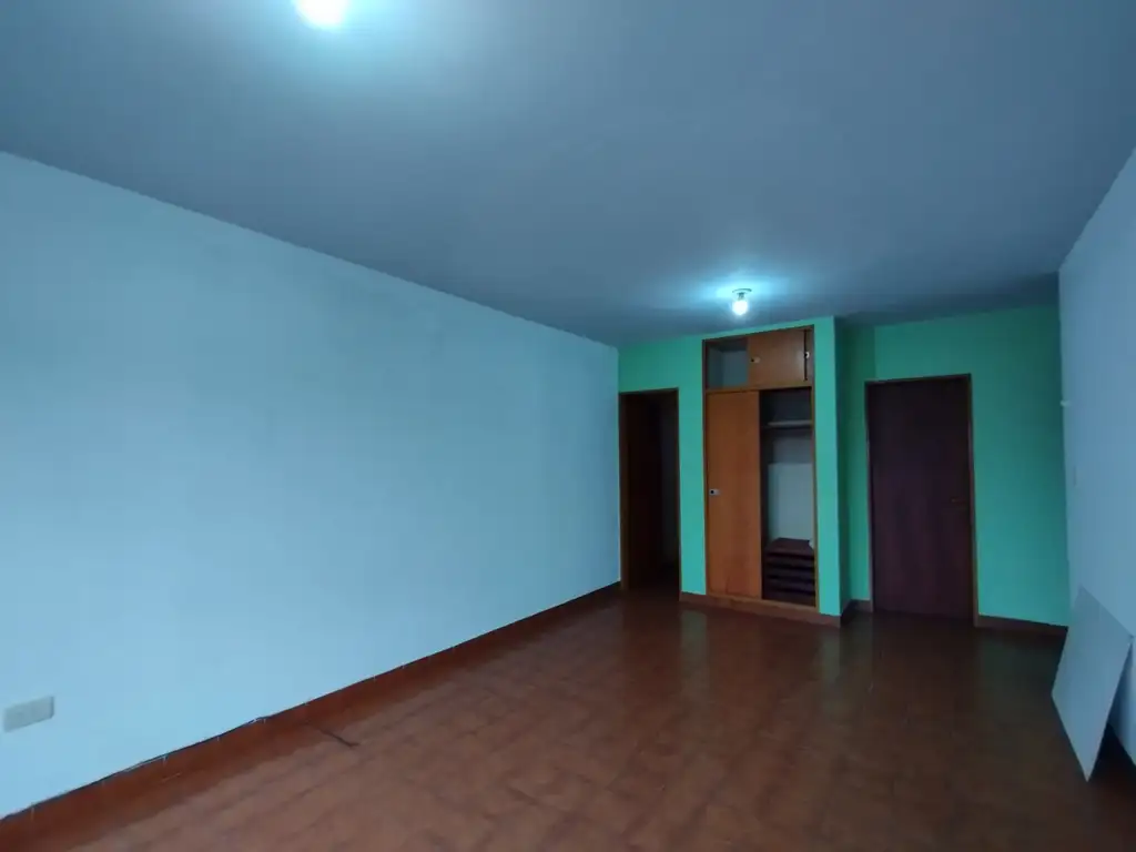 Foto de Al frente, monoambiente con placard, baño, cocina separada. Buena, imagen 3