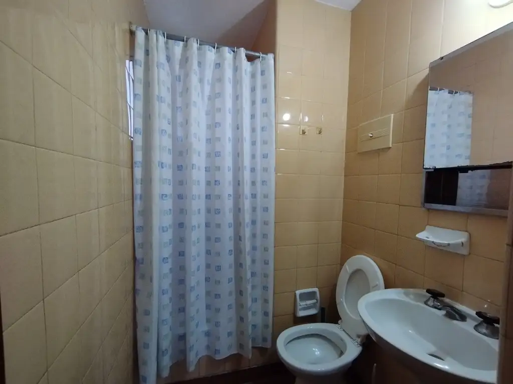 Foto de Al frente, monoambiente con placard, baño, cocina separada. Buena, imagen 5