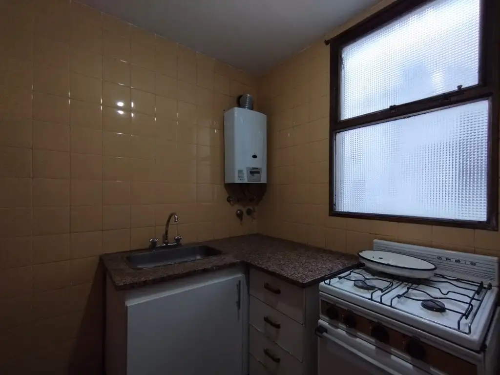 Foto de Al frente, monoambiente con placard, baño, cocina separada. Buena, imagen 4
