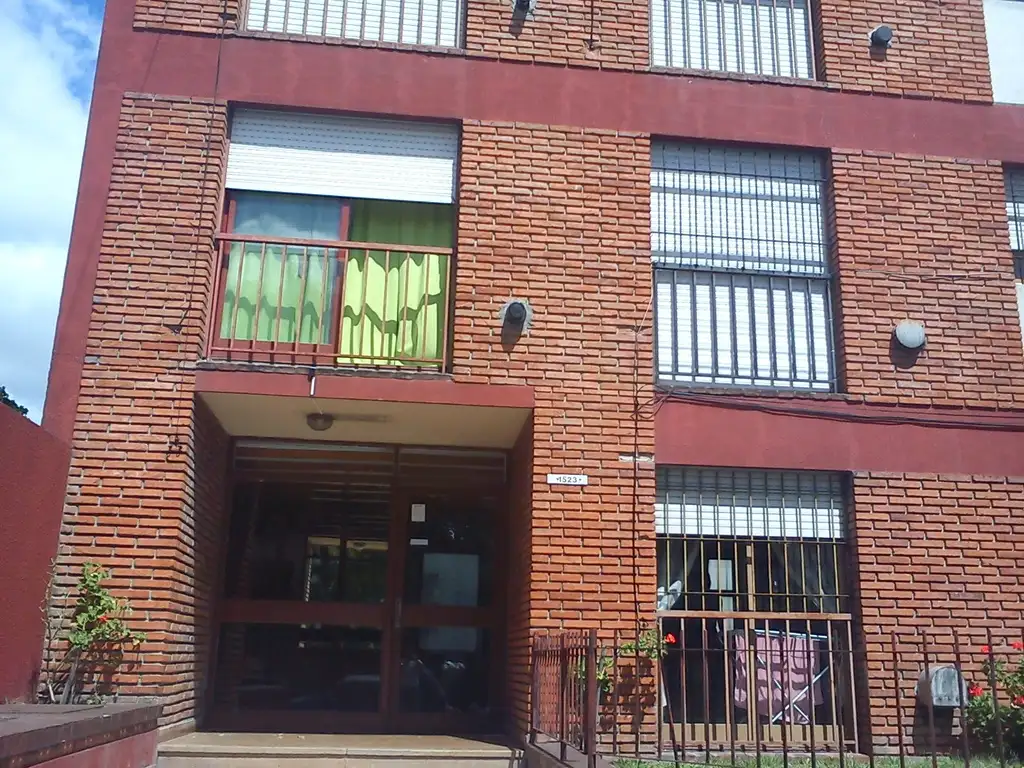 Foto de Al frente, monoambiente con placard, baño, cocina separada. Buena, imagen 2