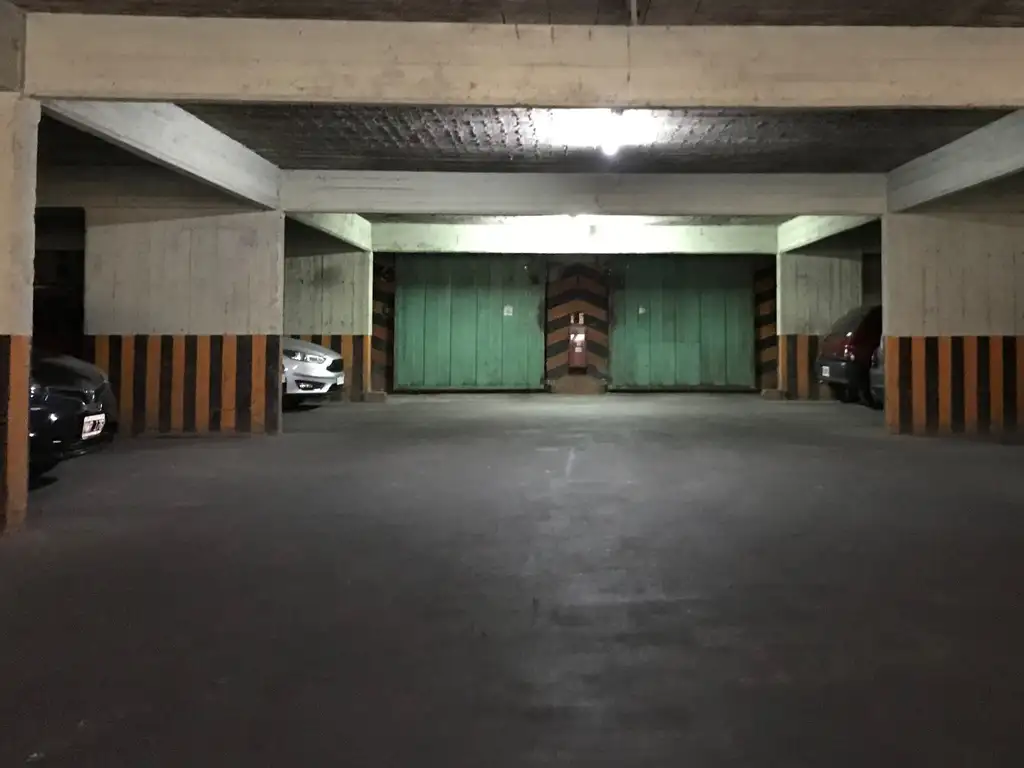 Foto de Excelente cochera. Seguridad 24 hs. Maipú 1100., imagen 1