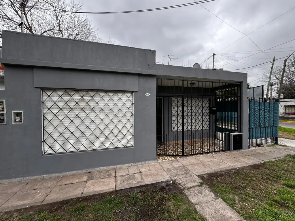 Foto de Casa en alquiler de 3 ambientes con cochera y patio, imagen 1