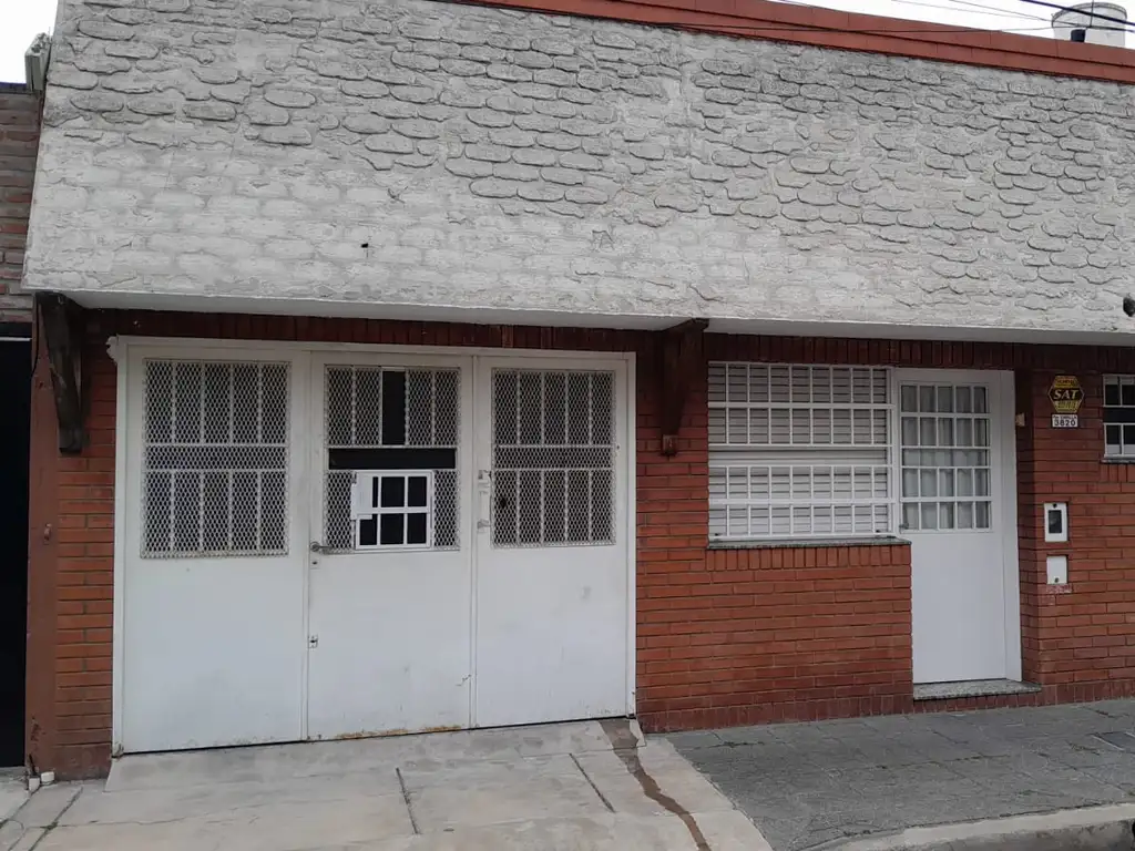 Foto de CASA 2 DORMITORIOS MUY AMPLIA CON GARAGE., imagen 2