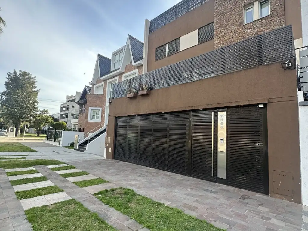 Foto de CASA EN 2 PLANTAS 7 AMB.COCHERA 8 AUTOS Y CON ASCENSOR PLENO BARRIO, imagen 1