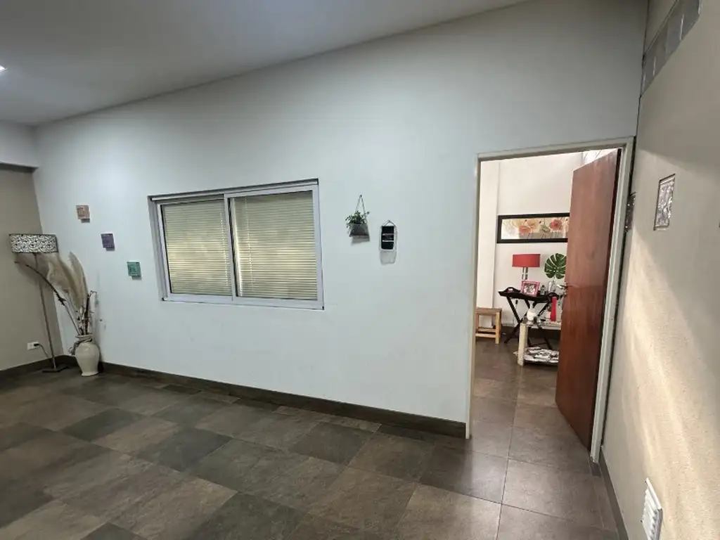 Foto de CASA EN 2 PLANTAS 7 AMB.COCHERA 8 AUTOS Y CON ASCENSOR PLENO BARRIO, imagen 3