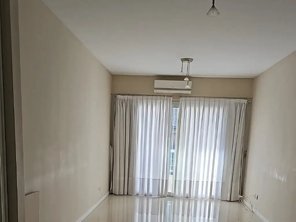 Foto de Dpto de 1 ambiente grande. Baño competo. Lavadero. Balcón, imagen 2