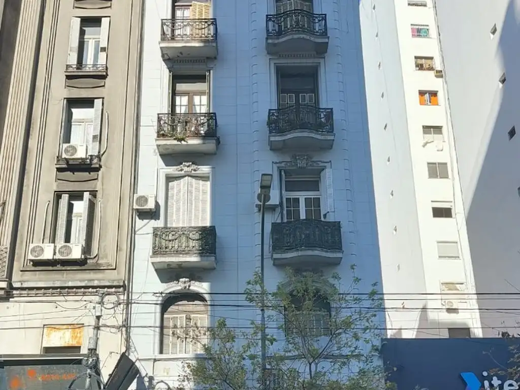 Foto de Departamento de 6 amb. al frente sobre Avda. Corrientes al 2100, imagen 2