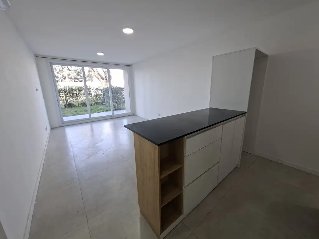 Foto de DPTO 3 AMBIENTES CON COCHERA - EDIFICIO DE CATEGORÍA, imagen 1