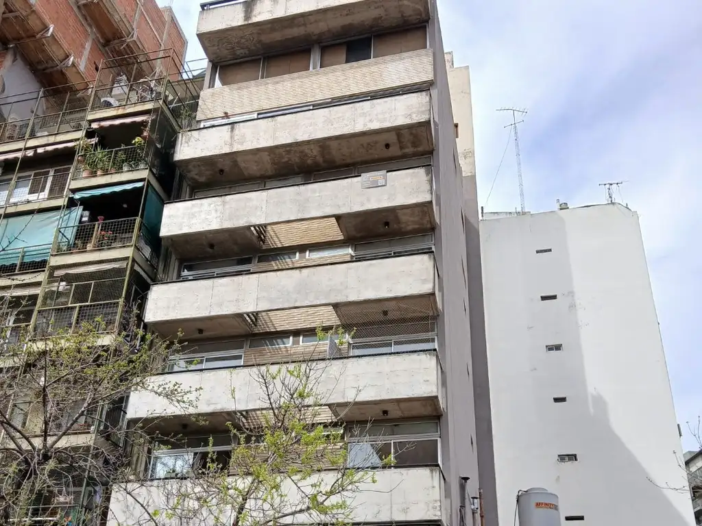 Foto de Venta Amplio Monoambiente En Parque Chacabuco Con Balcón, imagen 2