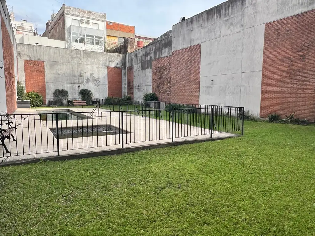 Foto de MONOAMBIENTE - MUY LUMINOSO - EDIFICIO CON TERRAZA - PILETA - PARRILLA, imagen 2