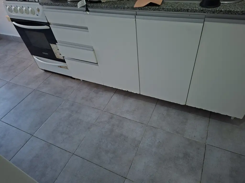 Foto de EXCELENTE DEPARTAMENTO DE 2 AMB. AL FRENTE BALCON SEMIPISO MUY LUMINOSO, imagen 3