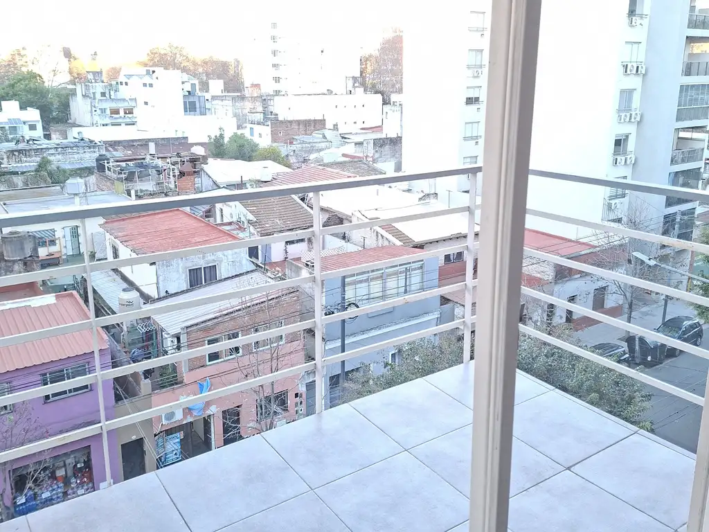Foto de EXCELENTE DEPARTAMENTO DE 2 AMB. AL FRENTE BALCON SEMIPISO MUY LUMINOSO, imagen 4