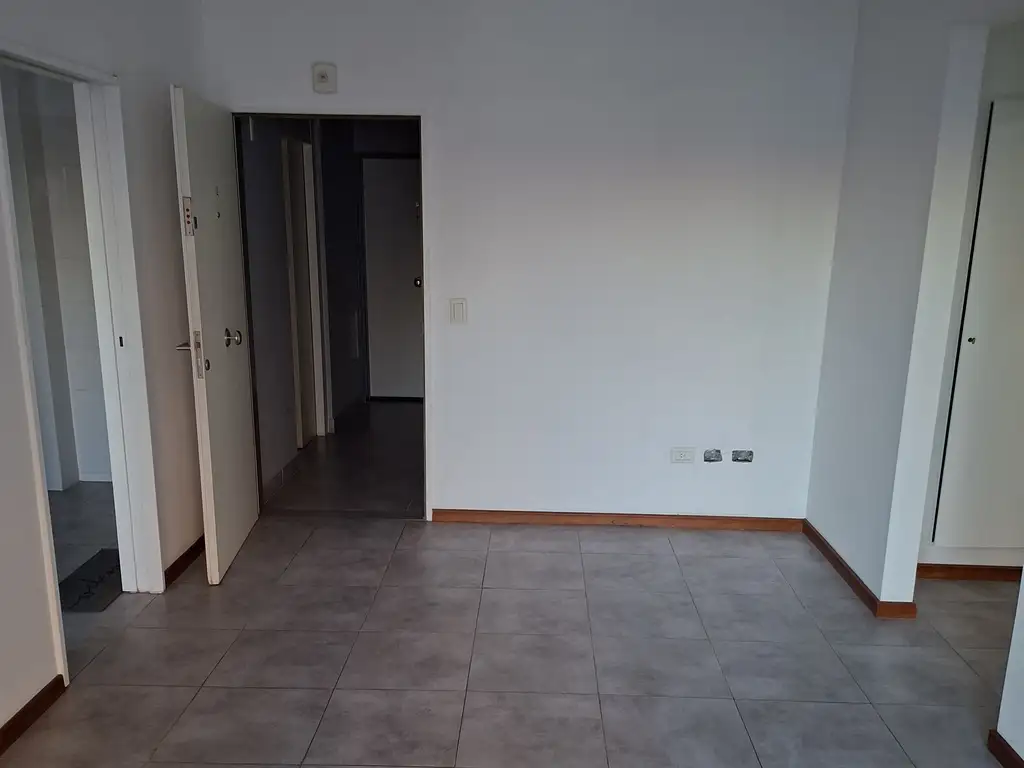 Foto de EXCELENTE DEPARTAMENTO DE 2 AMB. AL FRENTE BALCON SEMIPISO MUY LUMINOSO, imagen 5