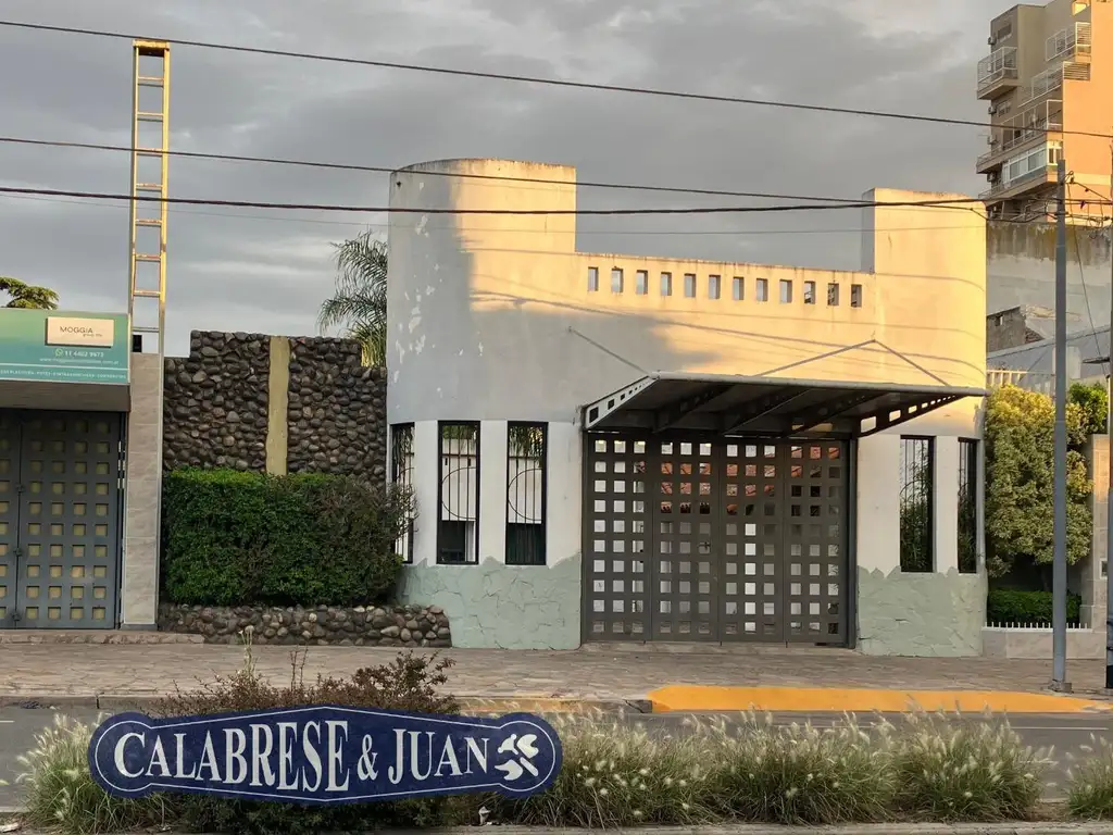 Foto de Importe propiedad sobre avenida con entrada para vehículos, imagen 1