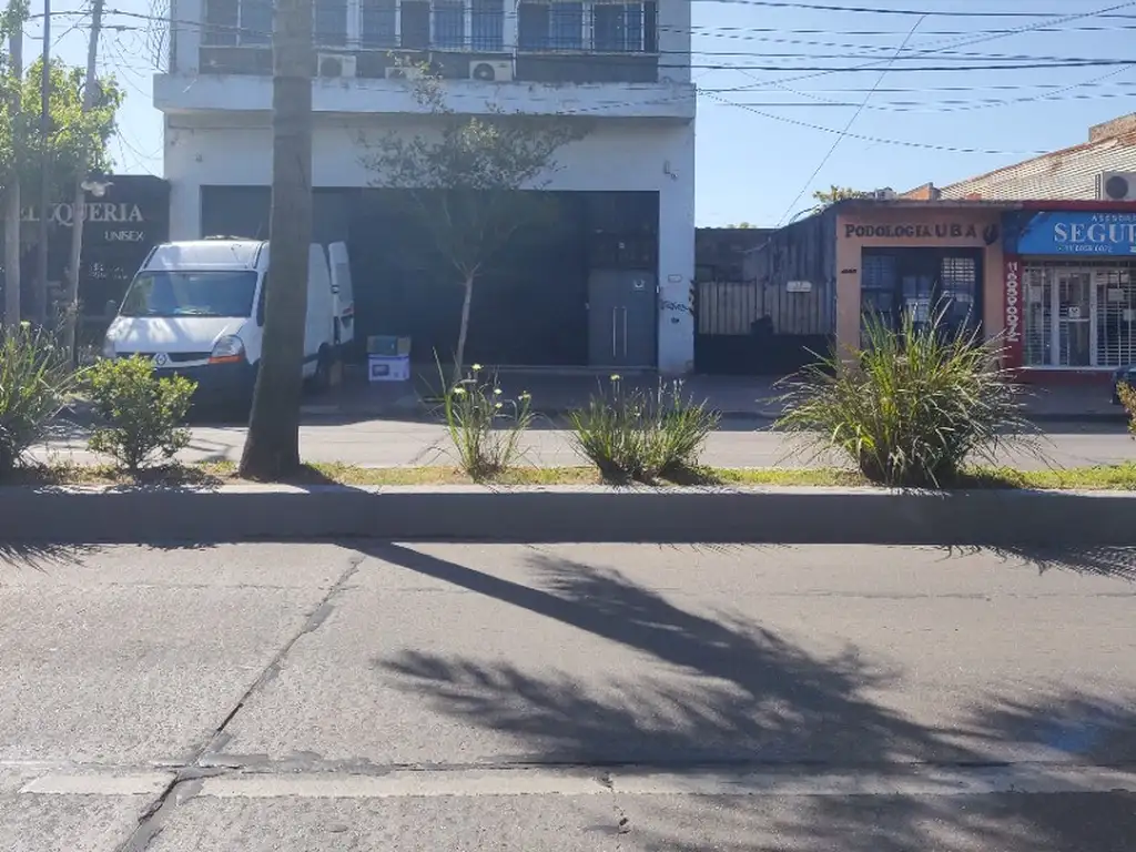 Foto de Local Comercial con oficinas en excelente Ubicacionl en Av. Avelaneda, imagen 1