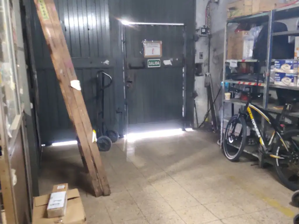 Foto de Local Comercial con oficinas en excelente Ubicacionl en Av. Avelaneda, imagen 3