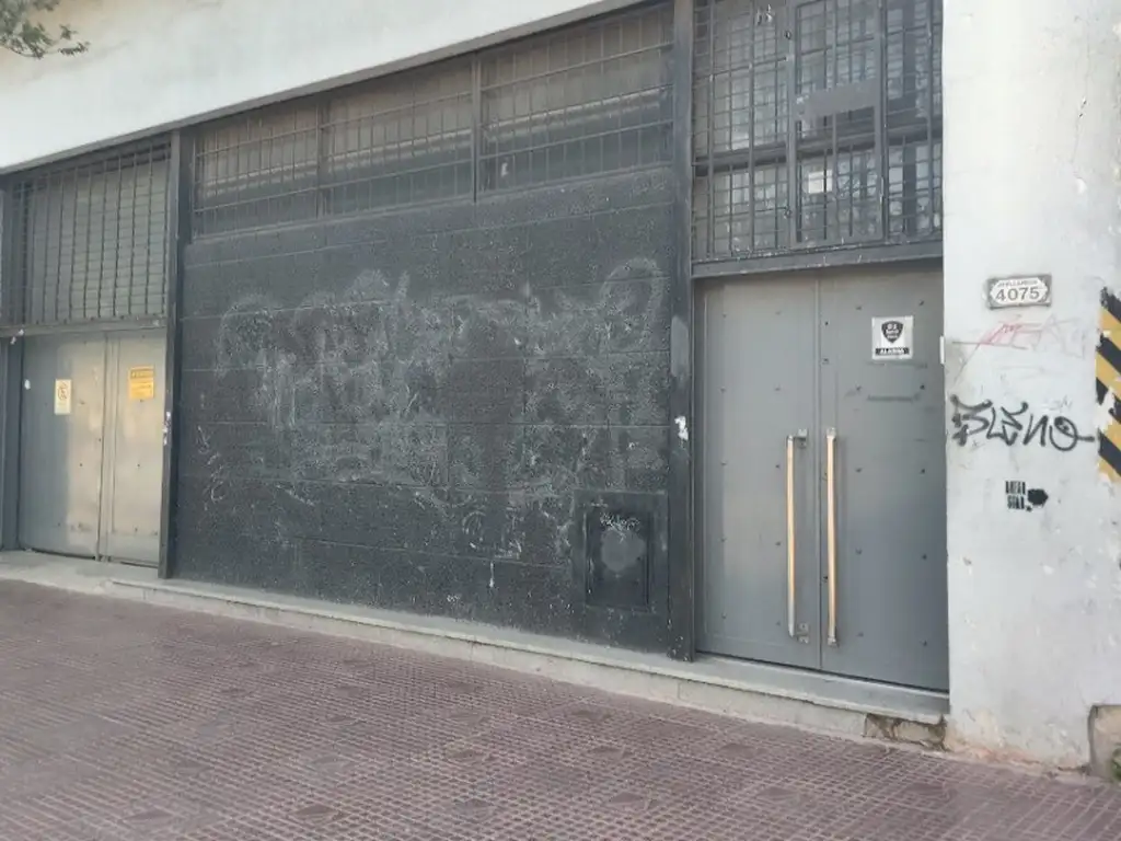 Foto de Local Comercial con oficinas en excelente Ubicacionl en Av. Avelaneda, imagen 2
