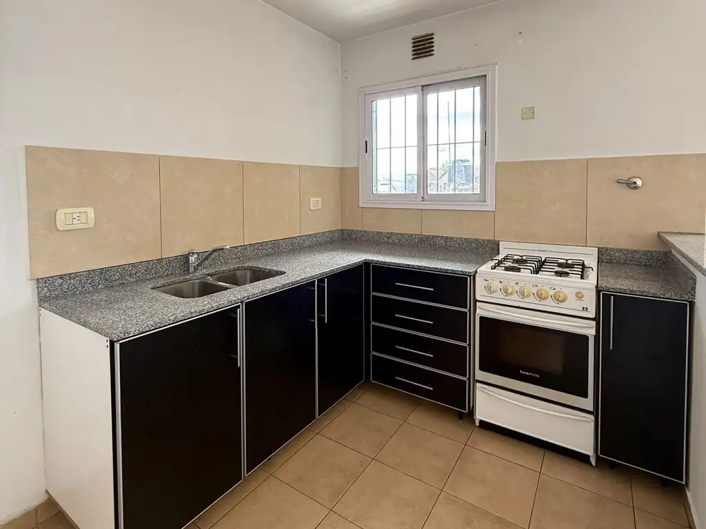 Foto de Depto 2 ambientes con cochera en Villa Morra, imagen 1