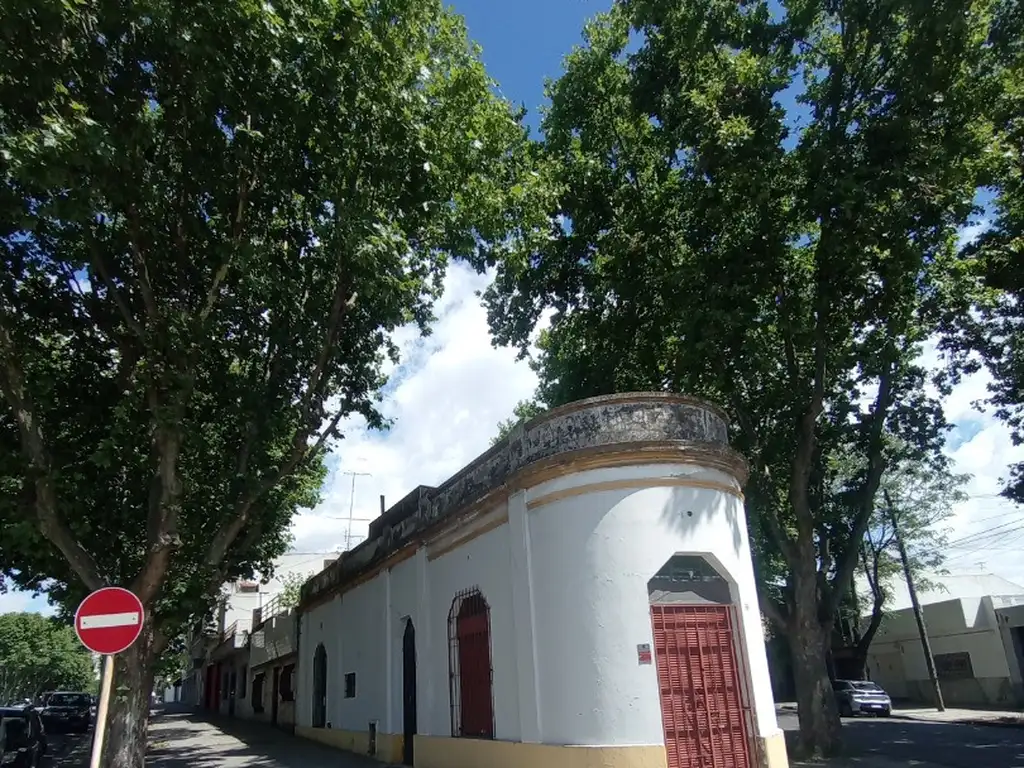 Foto de HERMOSA ESQUINA, CASA+LOCAL, LOTE PROPIO SOBRE 3 CALLES. AV BRUIX Y AV, imagen 1