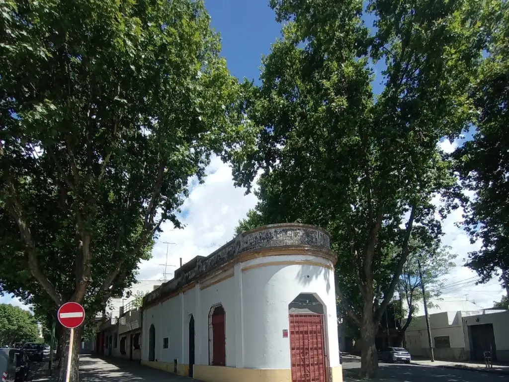 Foto de HERMOSA ESQUINA, CASA+LOCAL, LOTE PROPIO SOBRE 3 CALLES. AV BRUIX Y AV, imagen 2