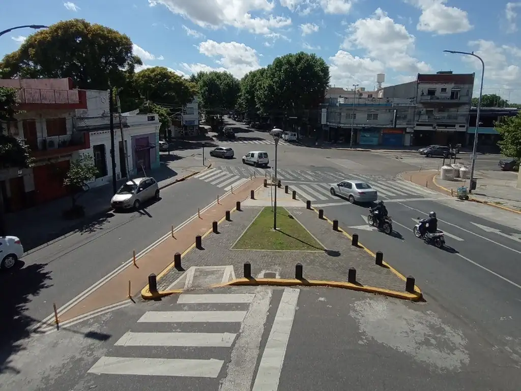 Foto de HERMOSA ESQUINA, CASA+LOCAL, LOTE PROPIO SOBRE 3 CALLES. AV BRUIX Y AV, imagen 3