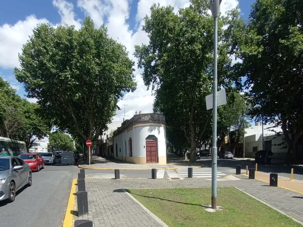Foto de HERMOSA ESQUINA, CASA+LOCAL, LOTE PROPIO SOBRE 3 CALLES. AV BRUIX Y AV, imagen 4