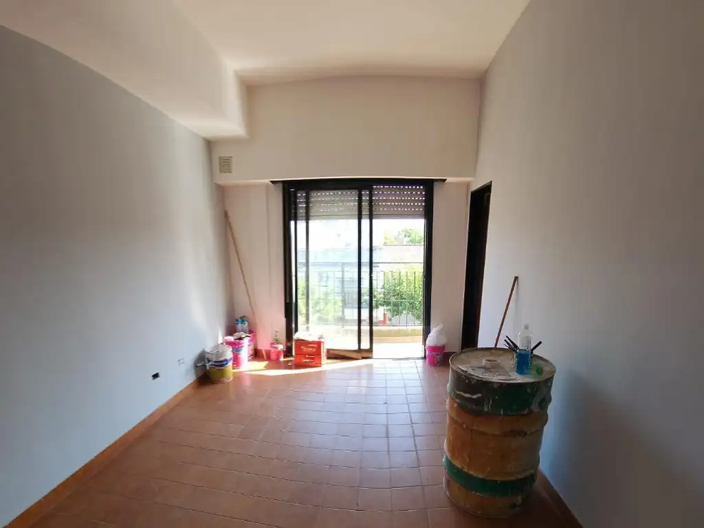 Foto de EXCELENTE DEPARTAMENTO AL FRENTE DE 3 AMBIENTES Y BALCON, imagen 3