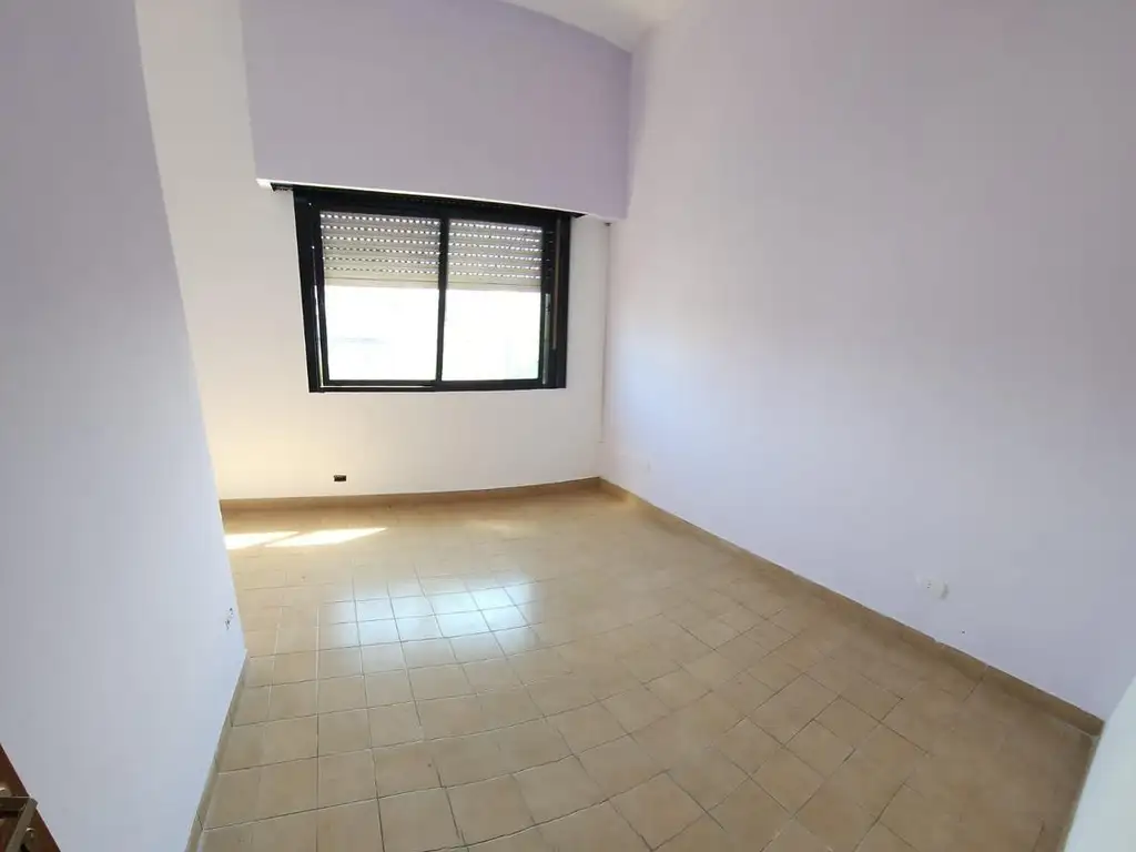 Foto de EXCELENTE DEPARTAMENTO AL FRENTE DE 3 AMBIENTES Y BALCON, imagen 3