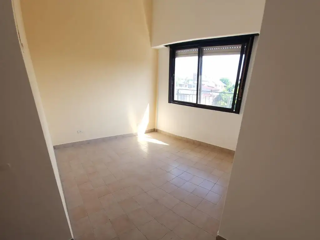 Foto de EXCELENTE DEPARTAMENTO AL FRENTE DE 3 AMBIENTES Y BALCON, imagen 5