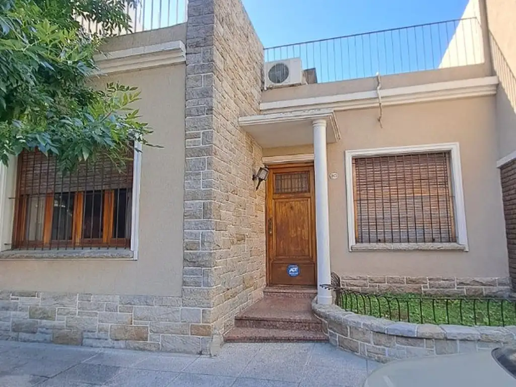 Foto de VENDE HERMOSA CASA, LOTE PORPIO EN VILLA GRAL MITRE, imagen 2