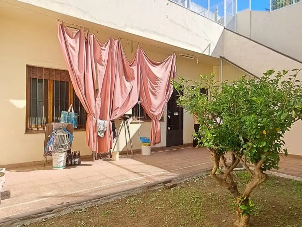 Foto de VENDE HERMOSA CASA, LOTE PORPIO EN VILLA GRAL MITRE, imagen 1