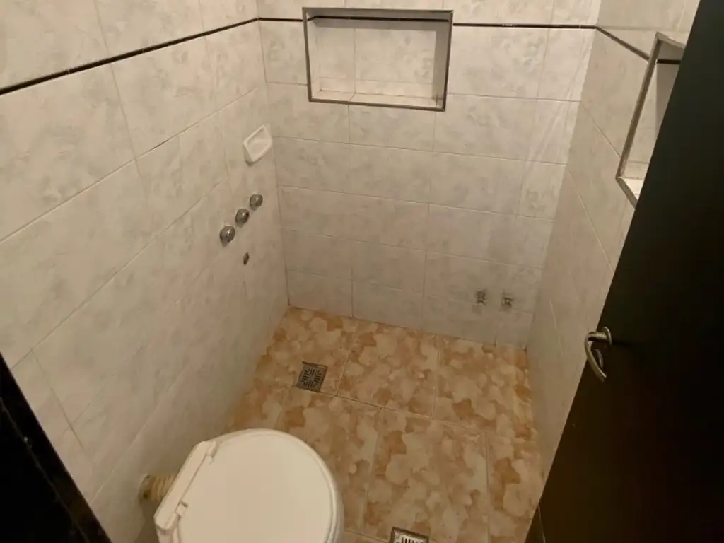 Foto de VENTA CON RENTA - LOCAL EN EDIF. C/ BAJAS EXPENSAS, 38 MTS TOTALES C/, imagen 5