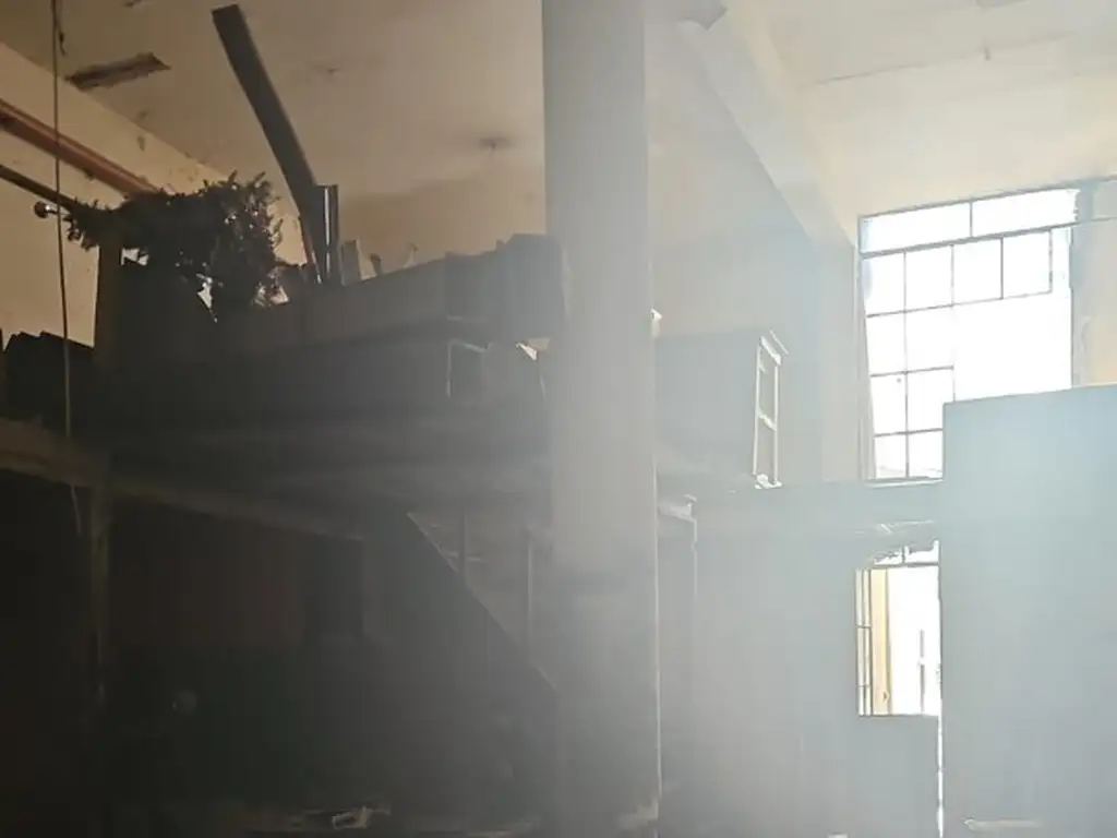Foto de Local con vivienda y depósito a para refacción total, imagen 5
