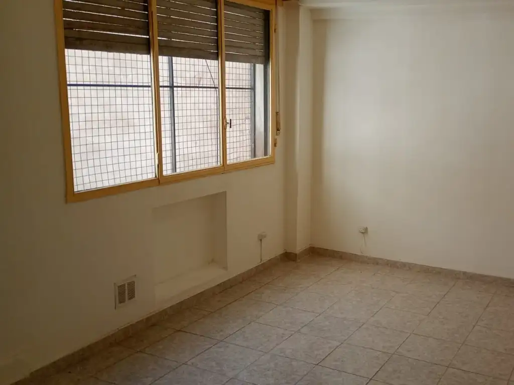Foto de LUMINOSO MONOAMBIENTE SOBRE AV RIVADAVIA APTO PROFESIONAL, imagen 1