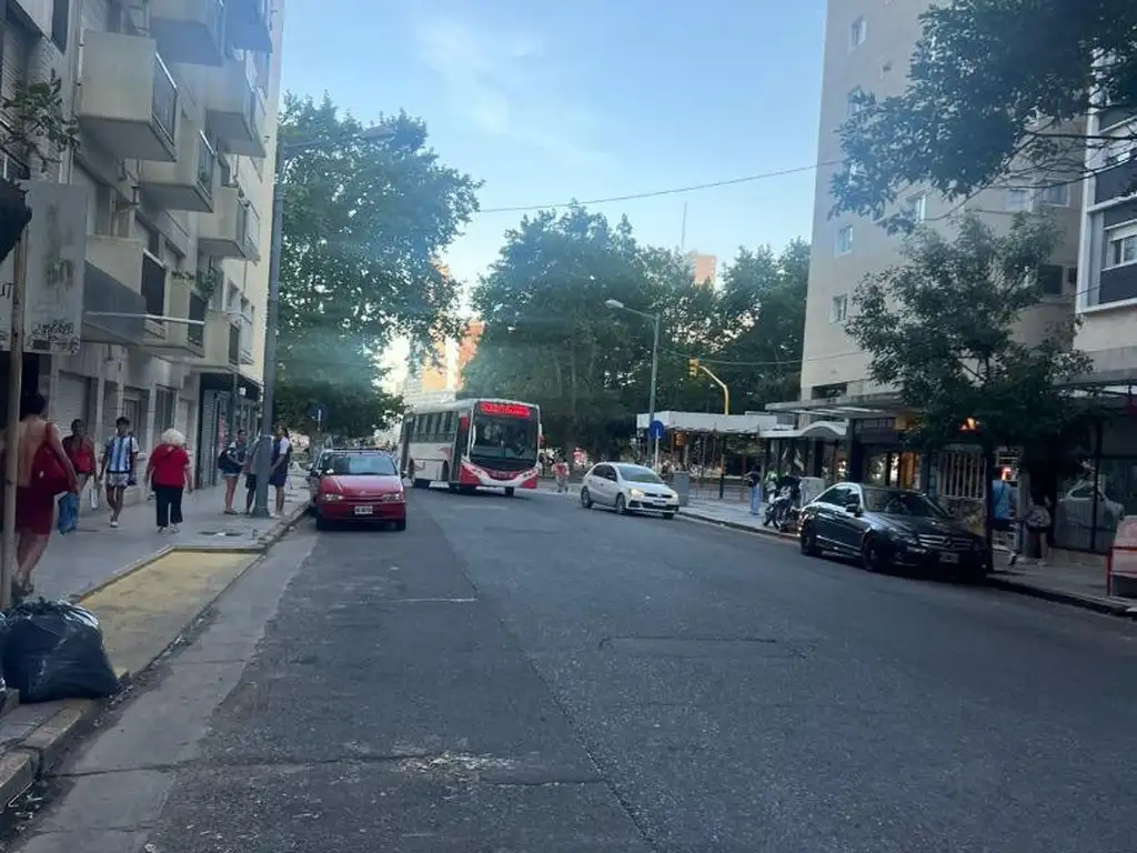 Foto de Amplio 2 ambientes y 1/2 a metros de Plaza Colon, imagen 2
