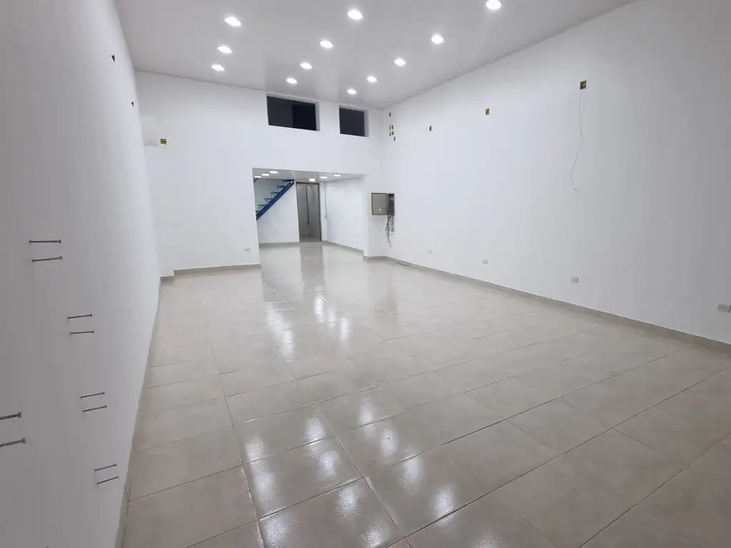 Foto de ALQUILER DE IMPORTANTE LOCAL COMERCIAL SOBRE AVENIDA PRINCIPAL DE, imagen 2