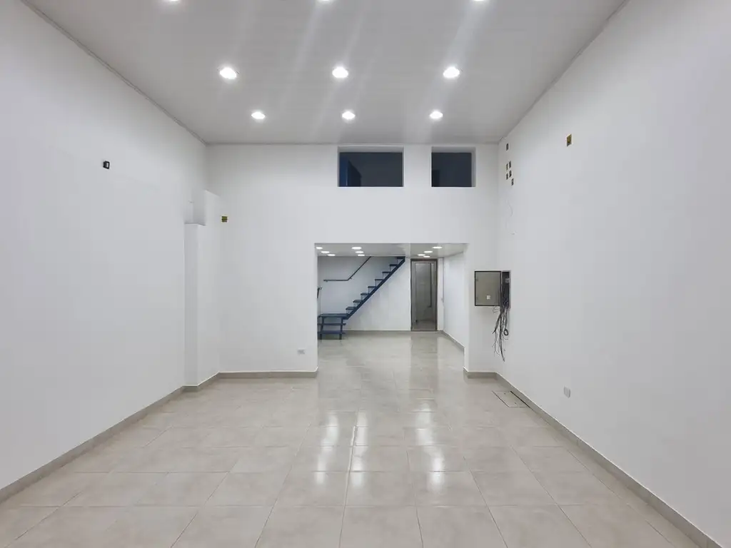 Foto de ALQUILER DE IMPORTANTE LOCAL COMERCIAL SOBRE AVENIDA PRINCIPAL DE, imagen 1