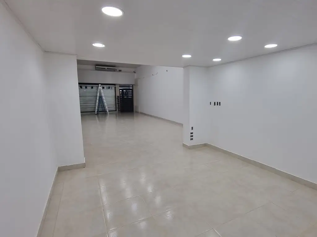 Foto de ALQUILER DE IMPORTANTE LOCAL COMERCIAL SOBRE AVENIDA PRINCIPAL DE, imagen 3