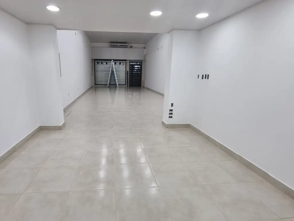 Foto de ALQUILER DE IMPORTANTE LOCAL COMERCIAL SOBRE AVENIDA PRINCIPAL DE, imagen 4