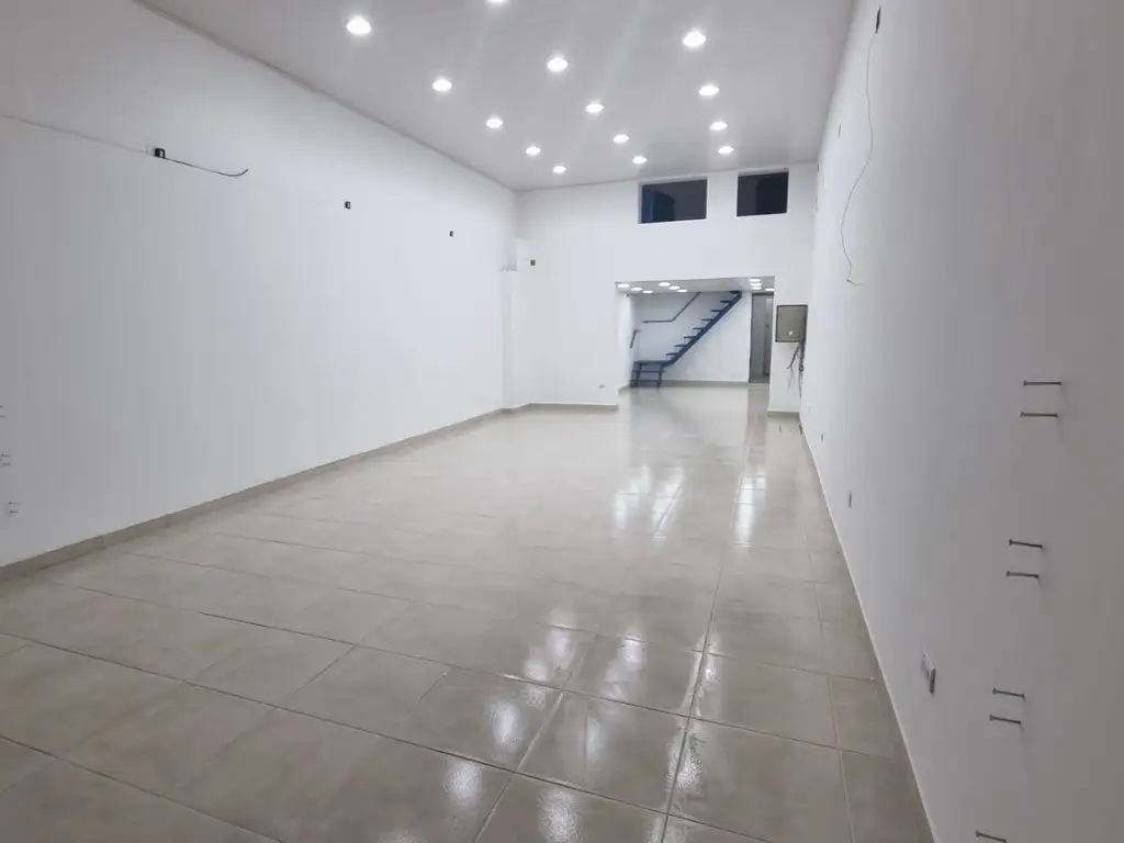 Foto de ALQUILER DE IMPORTANTE LOCAL COMERCIAL SOBRE AVENIDA PRINCIPAL DE, imagen 5