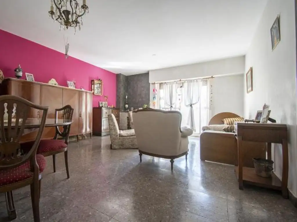 Foto de VENTA DE AMPLIO DEPARTAMENTO 6 AMBIENTES 2 BAÑOS BALCÓN COCINA SEPARADA, imagen 3