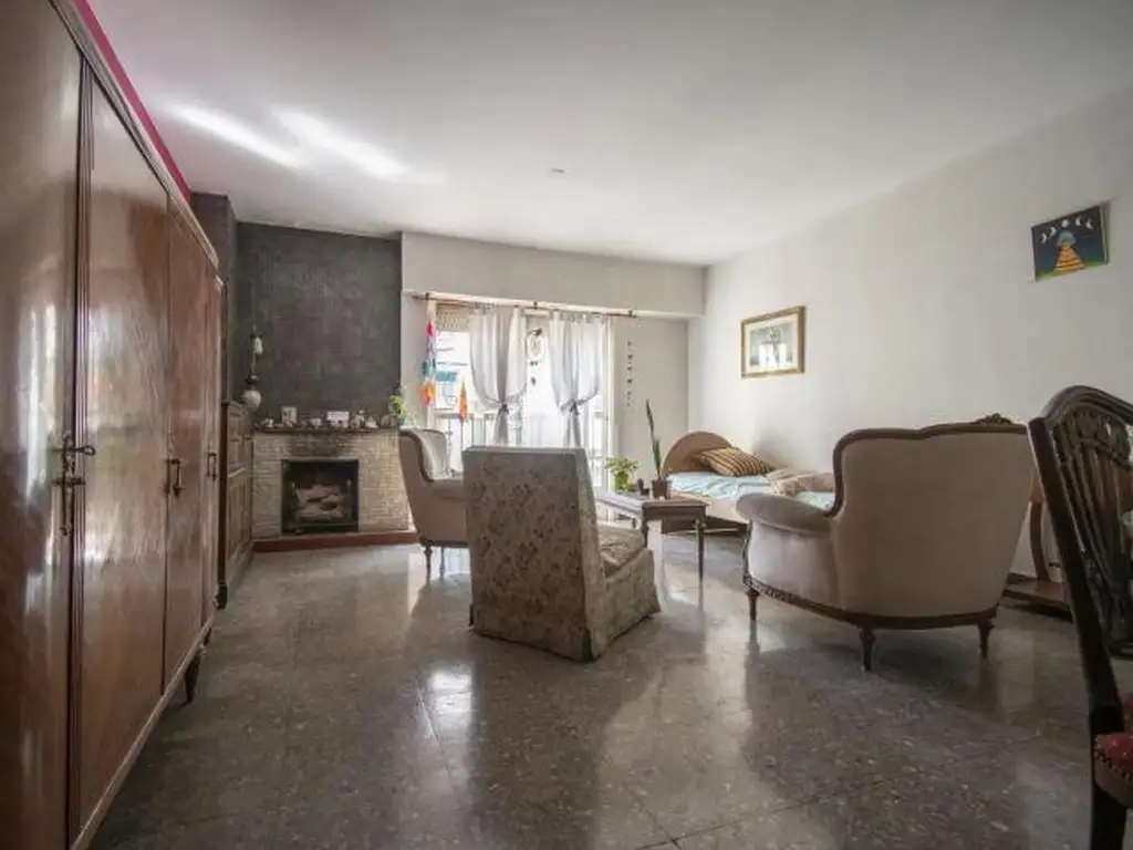 Foto de VENTA DE AMPLIO DEPARTAMENTO 6 AMBIENTES 2 BAÑOS BALCÓN COCINA SEPARADA, imagen 1