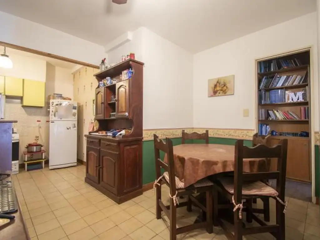Foto de VENTA DE AMPLIO DEPARTAMENTO 6 AMBIENTES 2 BAÑOS BALCÓN COCINA SEPARADA, imagen 4