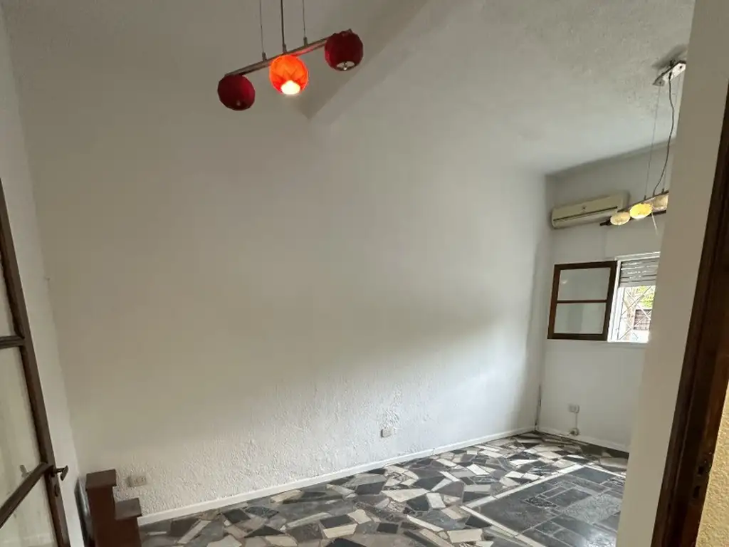 Foto de CASA 3 O 4 AMB. EN ESQUINA CON AMPLIA TERRAZA EXCELENTE UBICACION, imagen 1