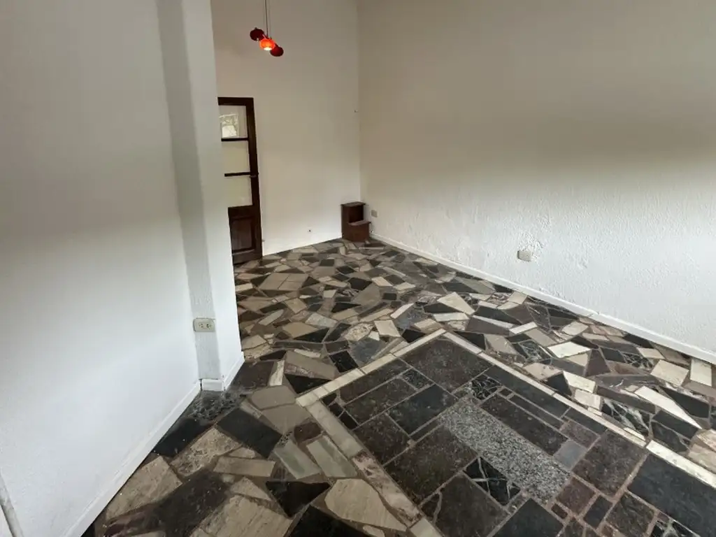 Foto de CASA 3 O 4 AMB. EN ESQUINA CON AMPLIA TERRAZA EXCELENTE UBICACION, imagen 2