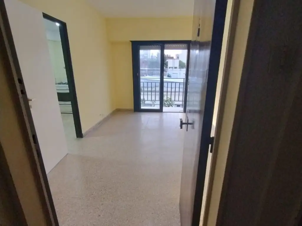 Foto de VENDE DEPARTAMENTO 2 AMB CON BALCON ZONA V. BALLESTER, imagen 2