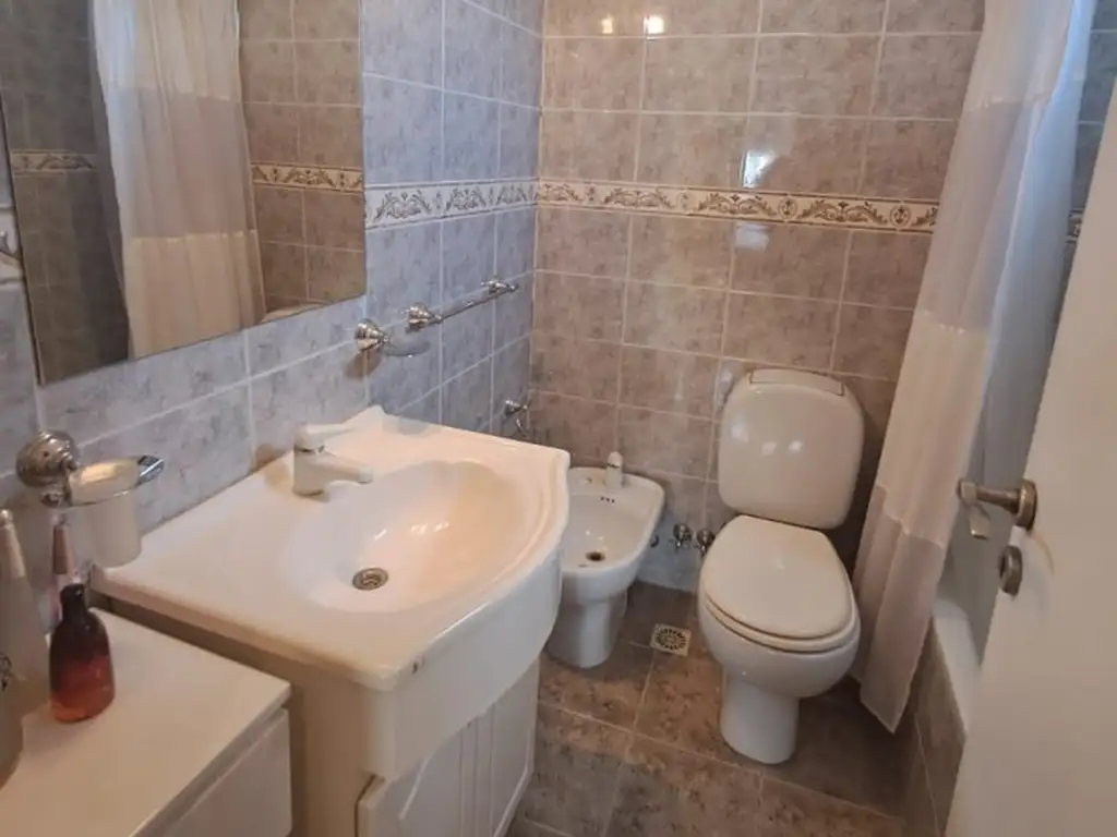 Foto de DEPTO 4 EN PISO EXCLUSIVO AMB AL FRENTE, CON BALCON Y COCHERA, imagen 3