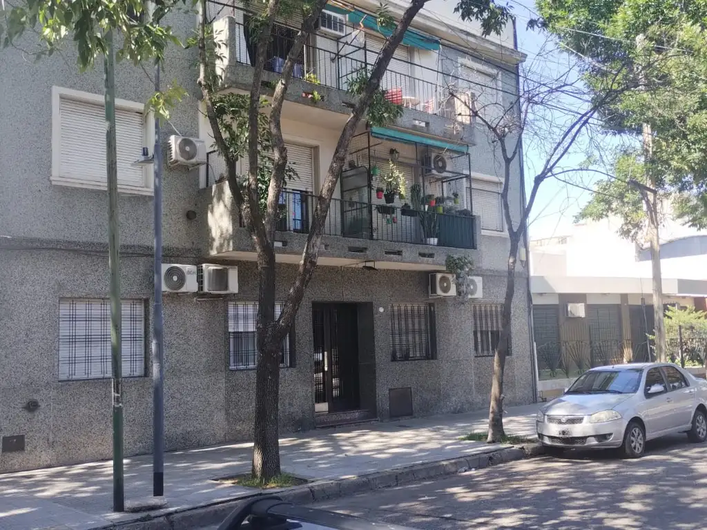 Foto de DEPARTAMENTO DE 3 AMBIENTES, EN PLANTA BAJA A LA CALLE // BAJAS, imagen 1
