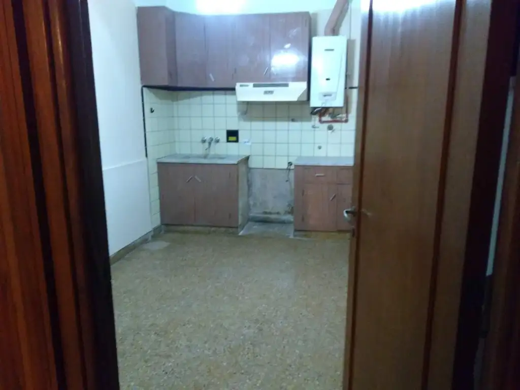 Foto de DEPARTAMENTO DE 3 AMBIENTES, EN PLANTA BAJA A LA CALLE // BAJAS, imagen 2